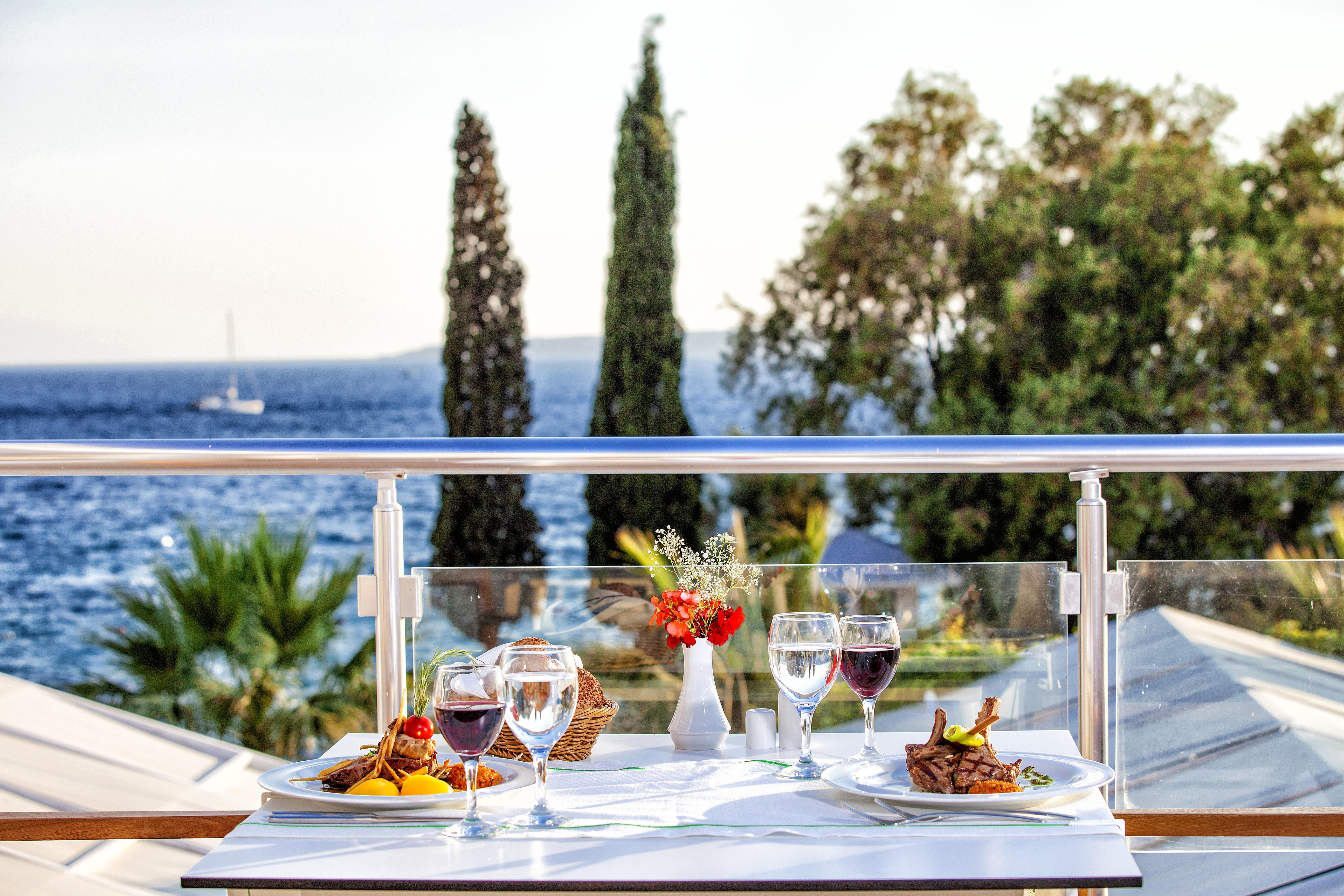 ラブランダ Tmt ボドルム リゾート【オールインクルーシブ】 エクステリア 写真 A typical table at a Greek restaurant