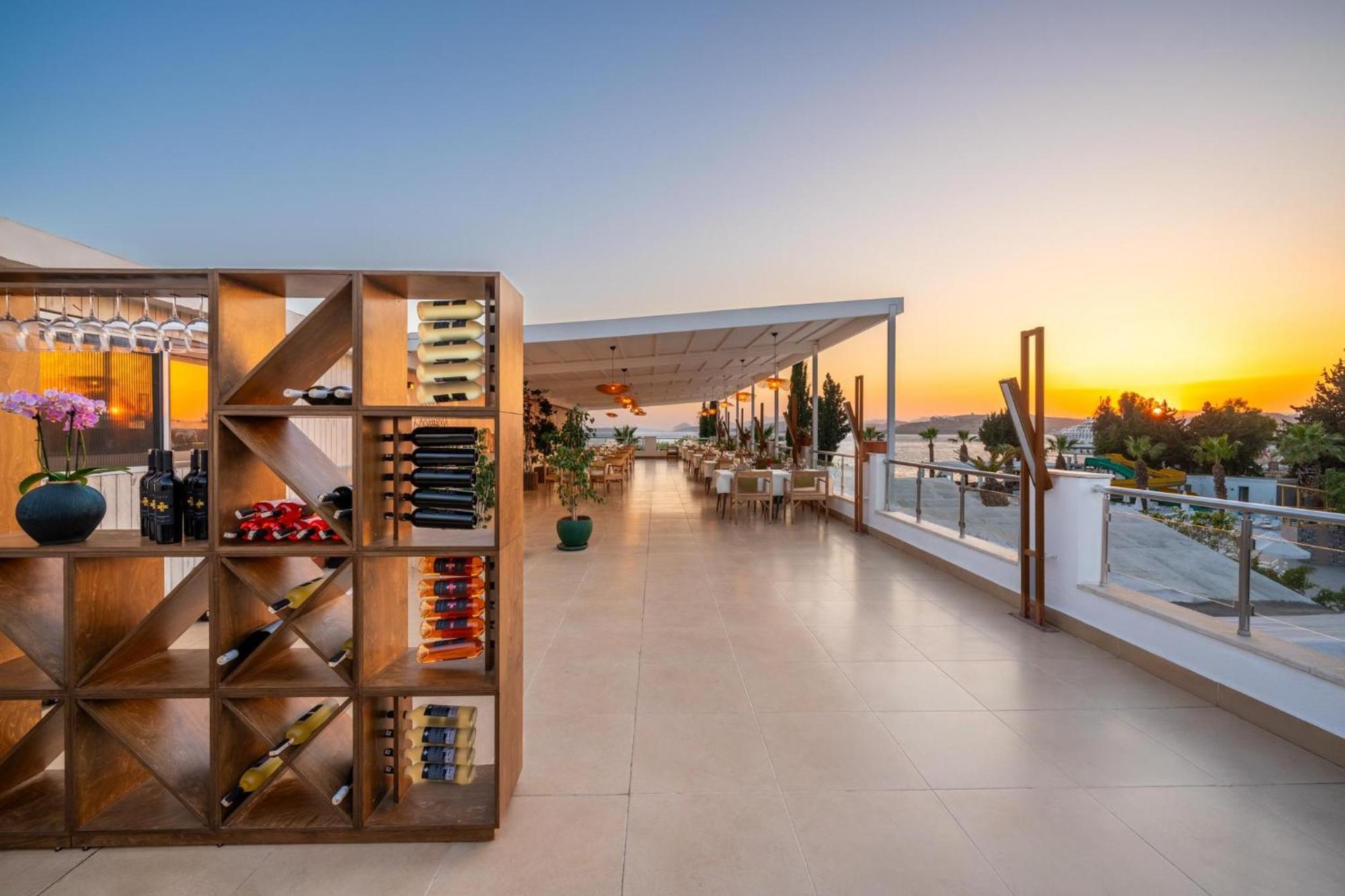 ラブランダ Tmt ボドルム リゾート【オールインクルーシブ】 エクステリア 写真 The rooftop bar at the hotel