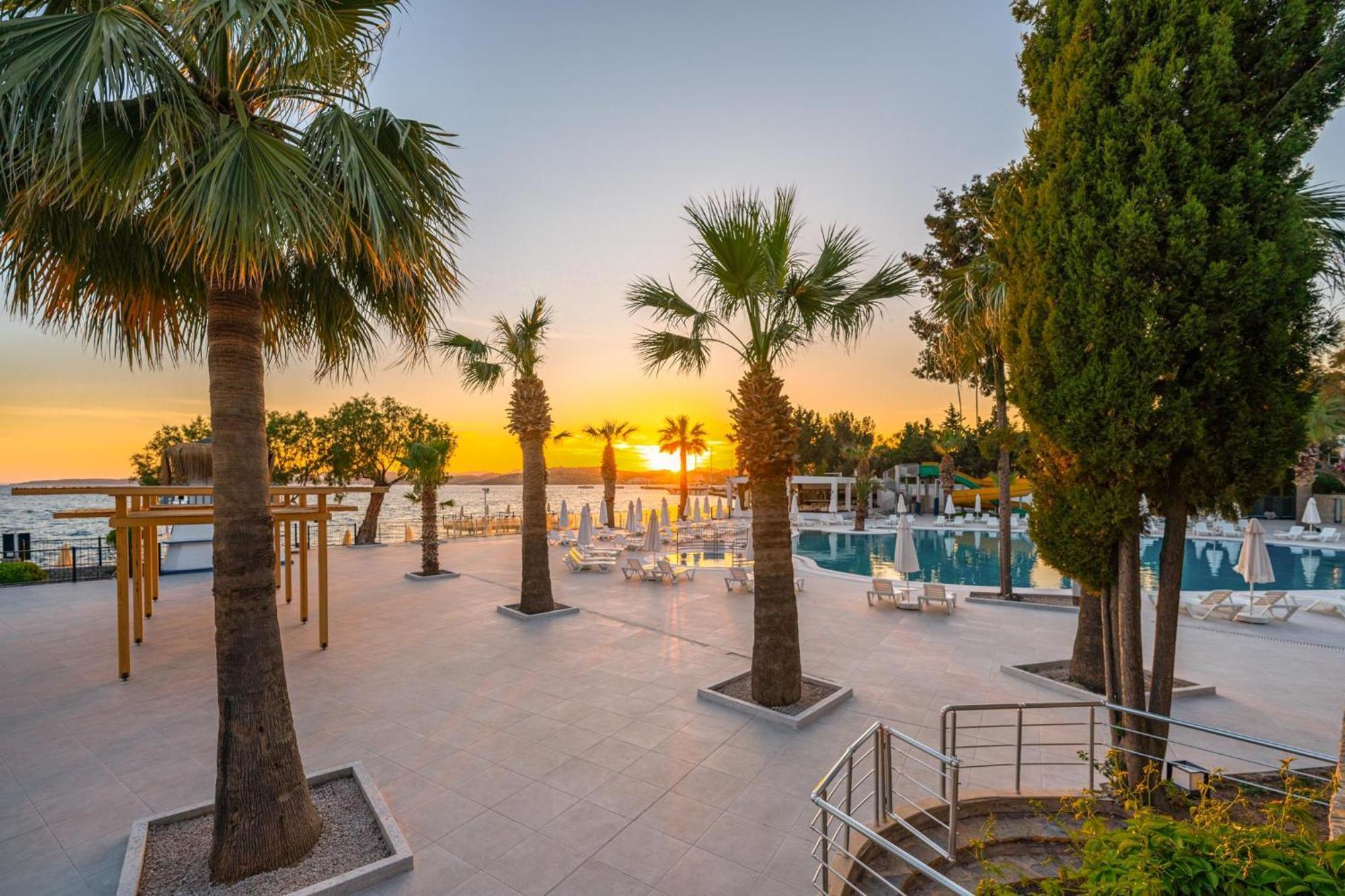 ラブランダ Tmt ボドルム リゾート【オールインクルーシブ】 エクステリア 写真 Sunset at the beach of the hotel