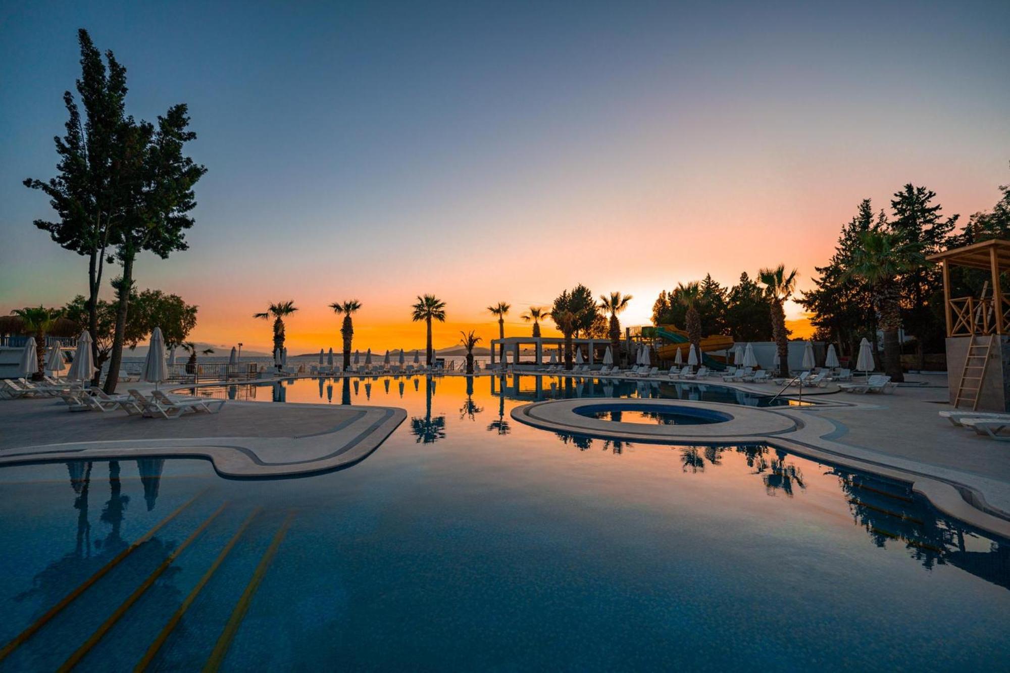ラブランダ Tmt ボドルム リゾート【オールインクルーシブ】 エクステリア 写真 Sunset at the pool