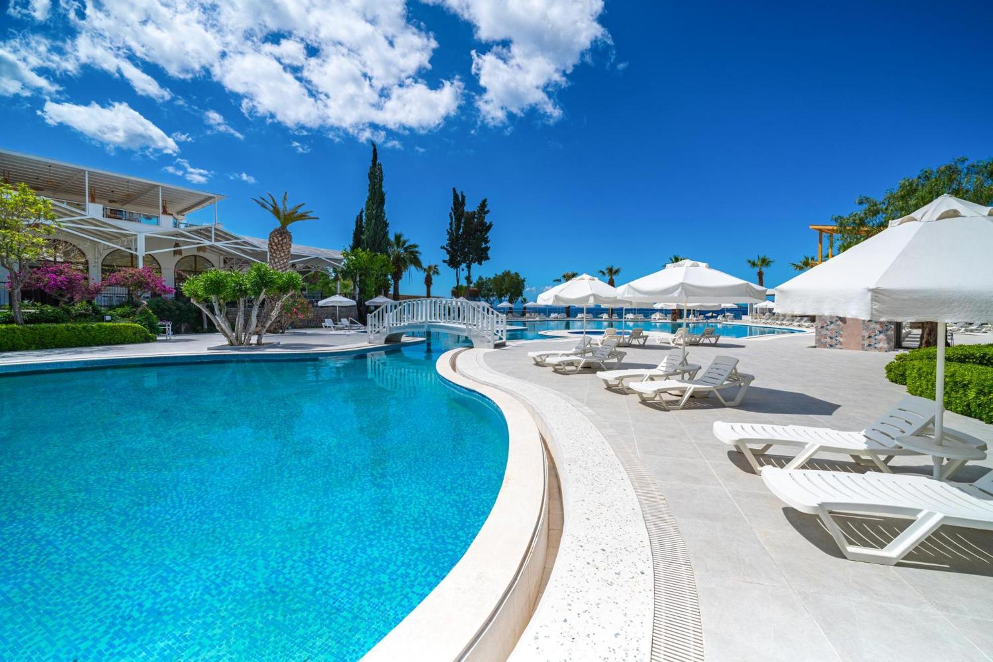 ラブランダ Tmt ボドルム リゾート【オールインクルーシブ】 エクステリア 写真 Pool at the hotel