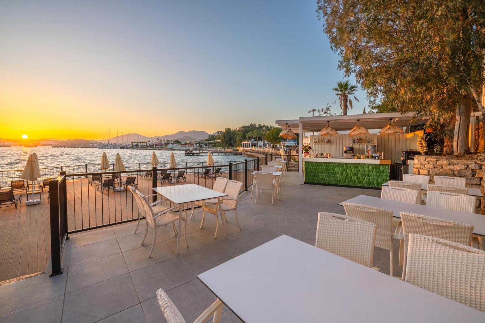 ラブランダ Tmt ボドルム リゾート【オールインクルーシブ】 エクステリア 写真 The patio at the Hotel Valley Ho